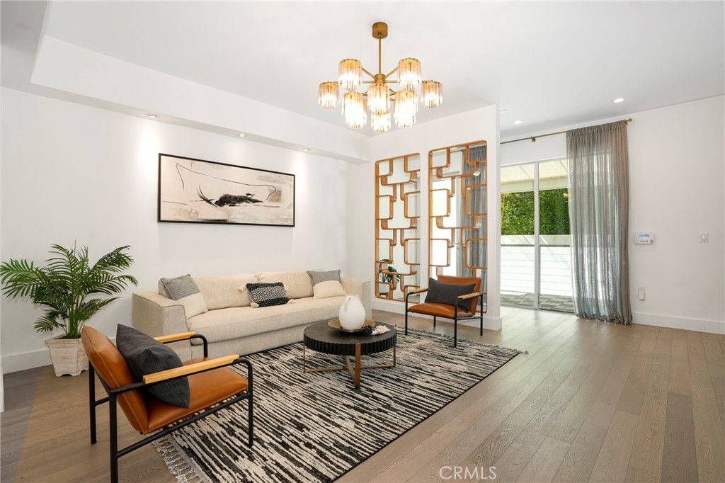 Image 3 of property listing at 1345 Havenhurst 4, West Hollywood, CA 90046