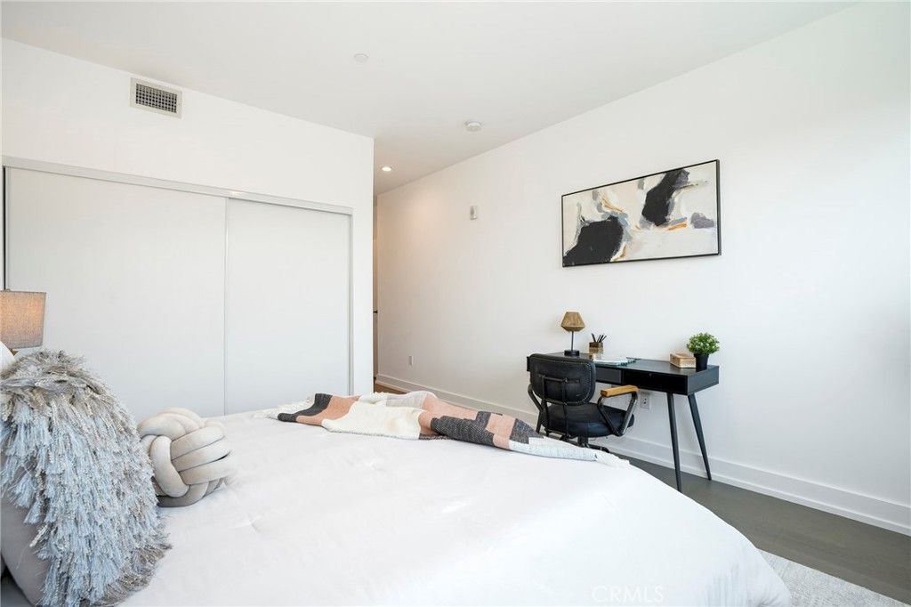 Image 33 of property listing at 1345 Havenhurst 4, West Hollywood, CA 90046