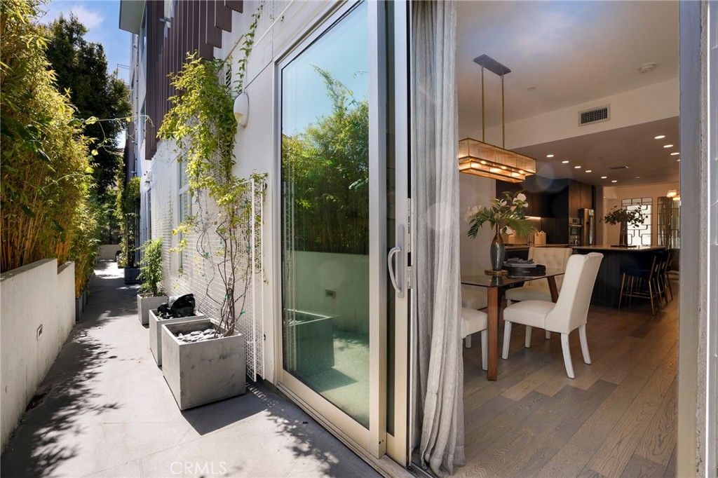 Image 37 of property listing at 1345 Havenhurst 4, West Hollywood, CA 90046
