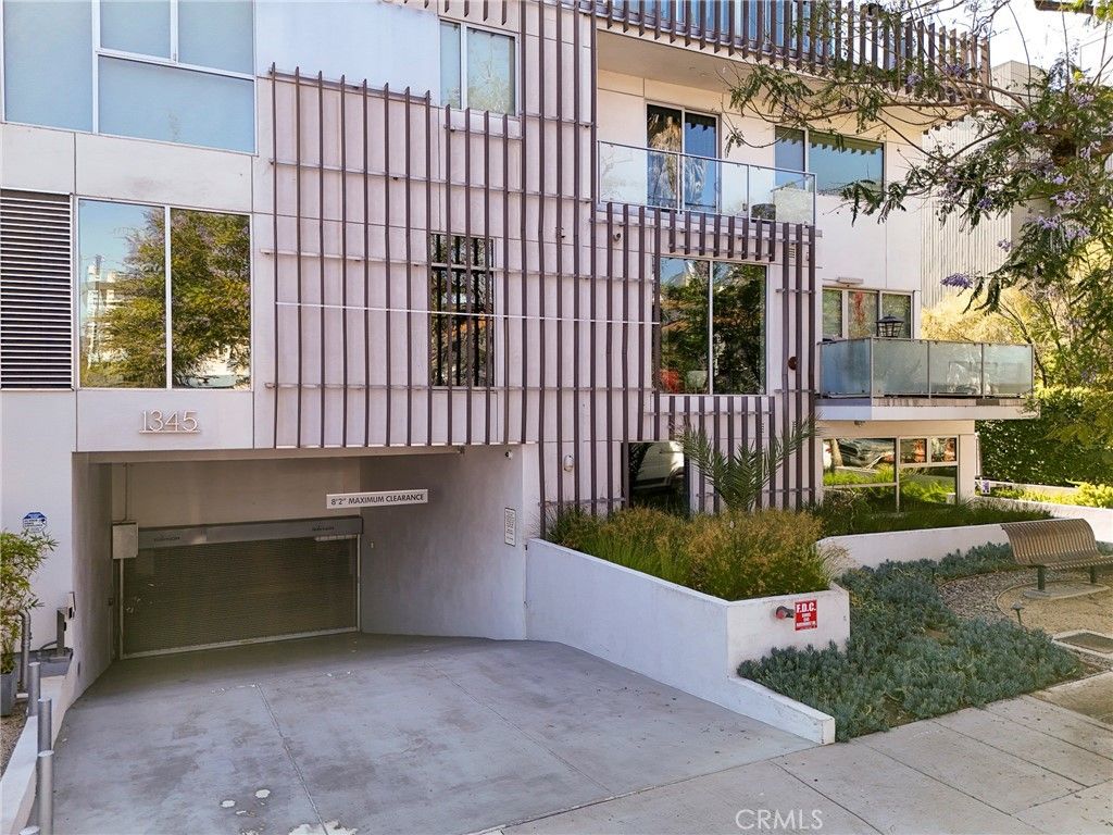 Image 38 of property listing at 1345 Havenhurst 4, West Hollywood, CA 90046