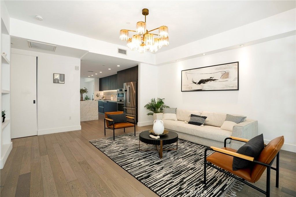 Image 5 of property listing at 1345 Havenhurst 4, West Hollywood, CA 90046