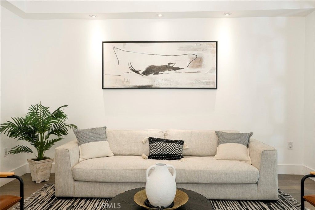Image 6 of property listing at 1345 Havenhurst 4, West Hollywood, CA 90046