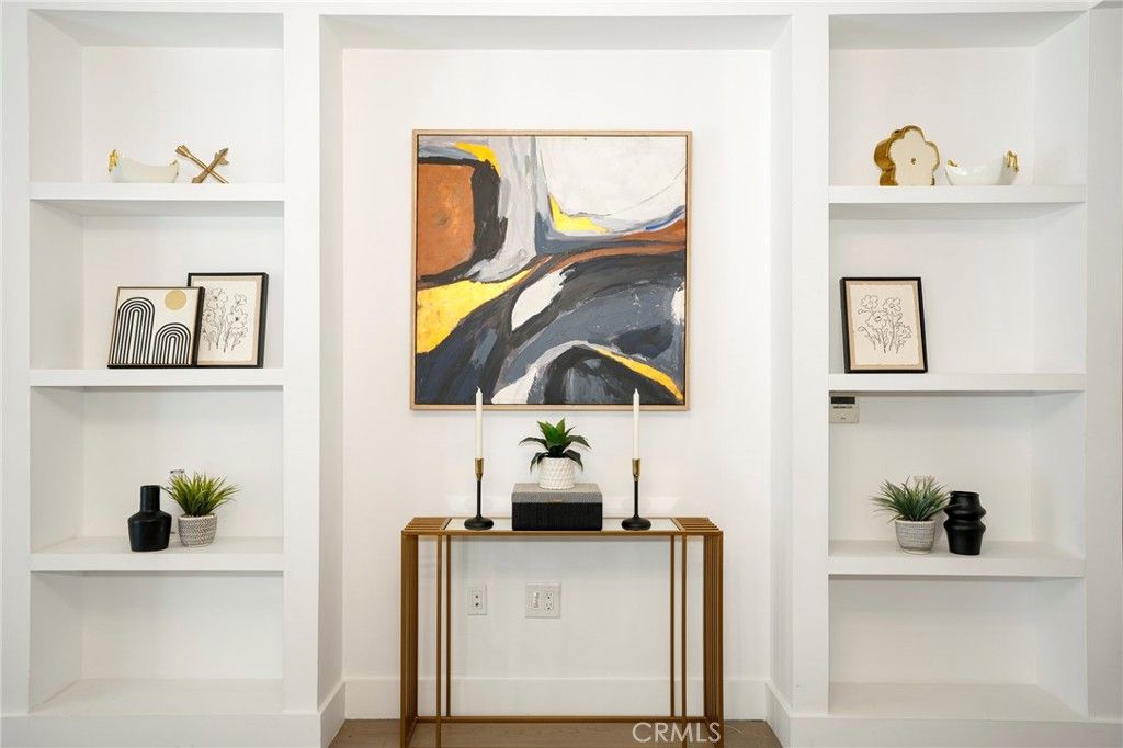 Image 9 of property listing at 1345 Havenhurst 4, West Hollywood, CA 90046