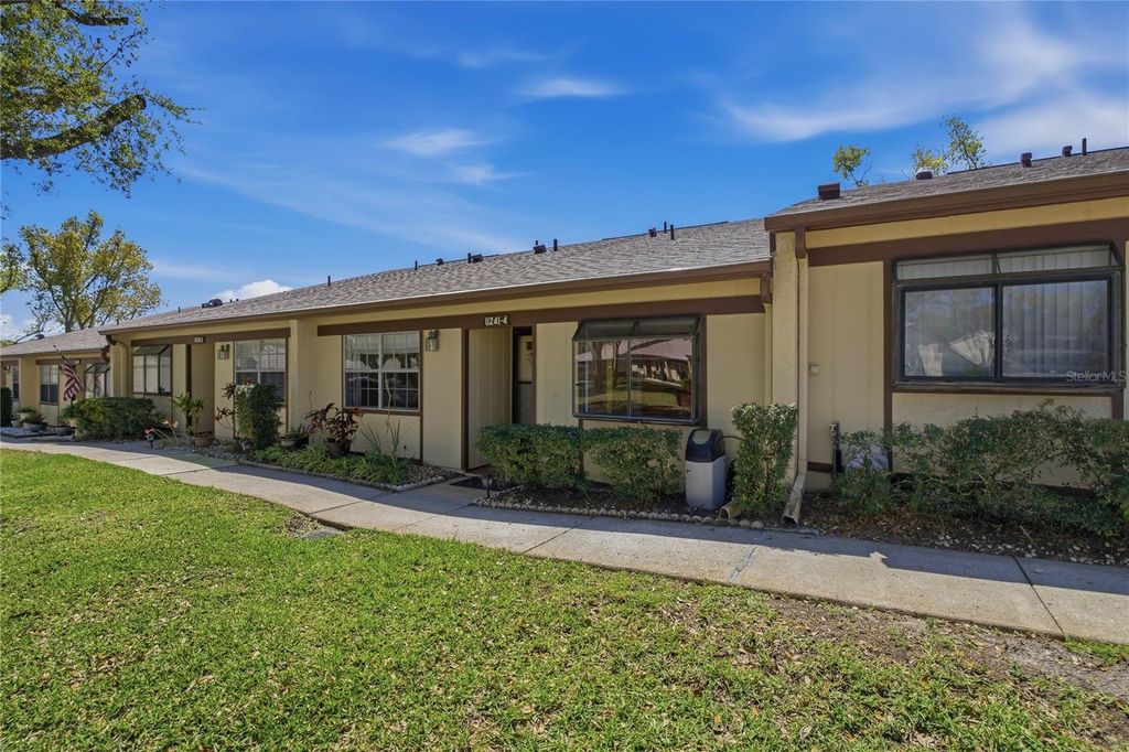 Image 2 of property listing at 11241 DOLLAR LAKE DRIVE 4, Port Richey, FL 34668