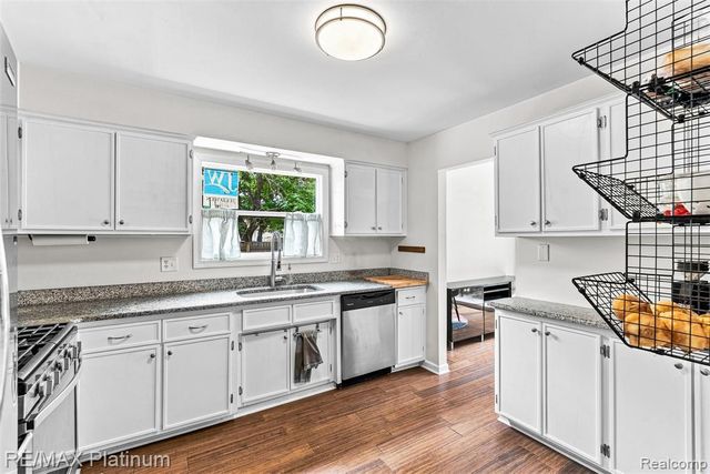 815 Oak Ridge Court, Brighton, MI 48116