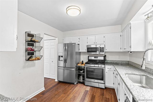 815 Oak Ridge Court, Brighton, MI 48116