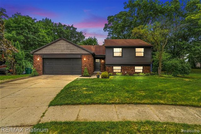 815 Oak Ridge Court, Brighton, MI 48116