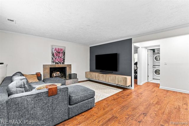 815 Oak Ridge Court, Brighton, MI 48116