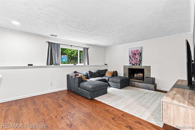 815 Oak Ridge Court, Brighton, MI 48116