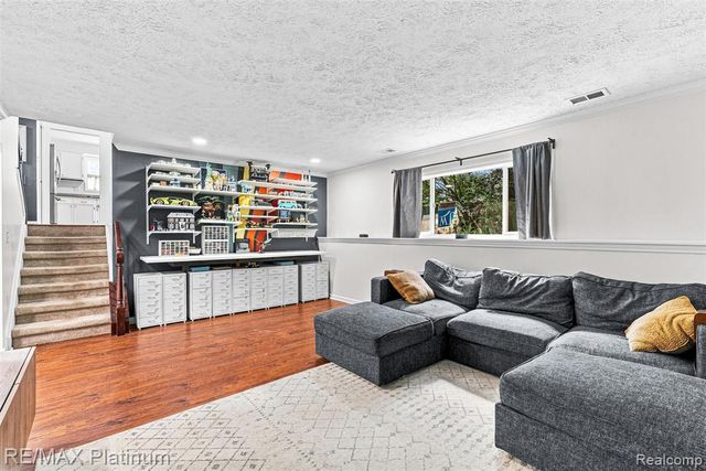 815 Oak Ridge Court, Brighton, MI 48116