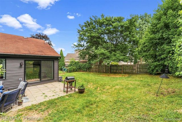 815 Oak Ridge Court, Brighton, MI 48116