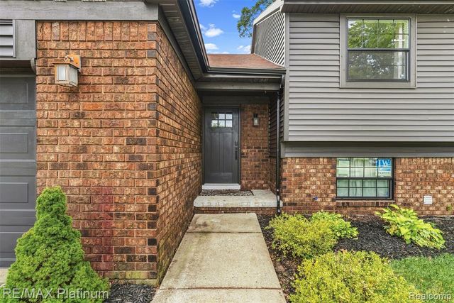 815 Oak Ridge Court, Brighton, MI 48116