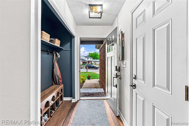 815 Oak Ridge Court, Brighton, MI 48116