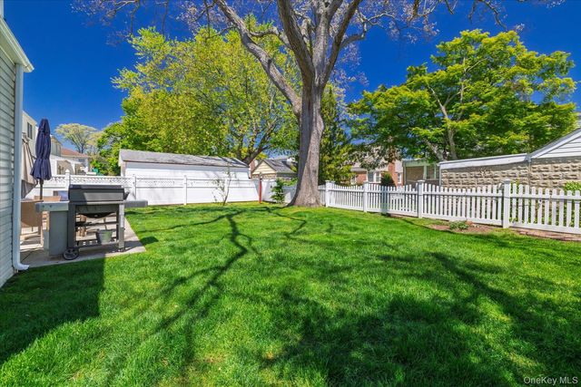 80 Doncaster Road, Malverne, NY 11565