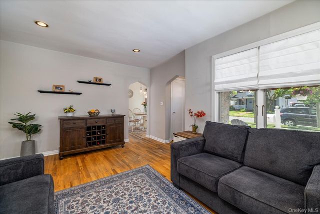 80 Doncaster Road, Malverne, NY 11565