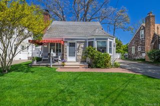 80 Doncaster Road, Malverne, NY 11565