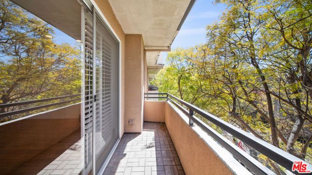 200 N ALMONT Drive 302, Beverly Hills, CA 90211