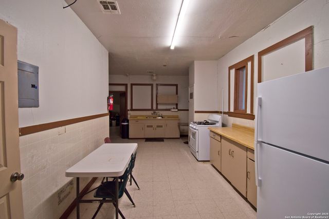 2706 E Commerce, San Antonio, TX 78203