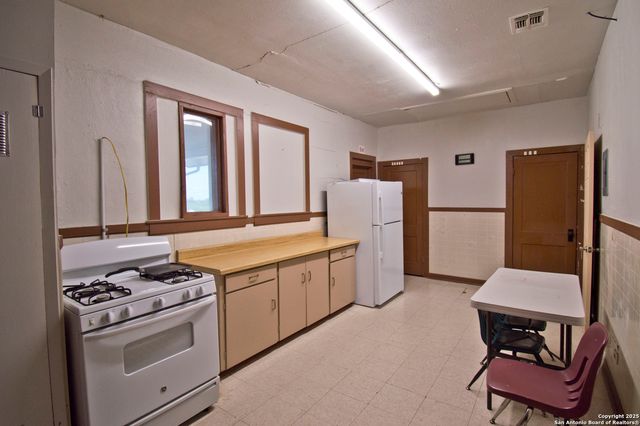 2706 E Commerce, San Antonio, TX 78203