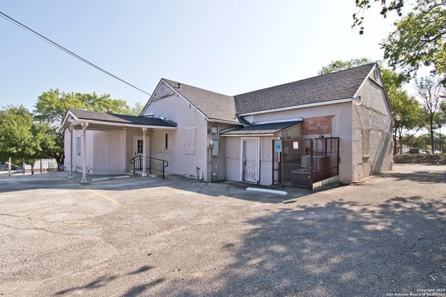 2706 E Commerce, San Antonio, TX 78203