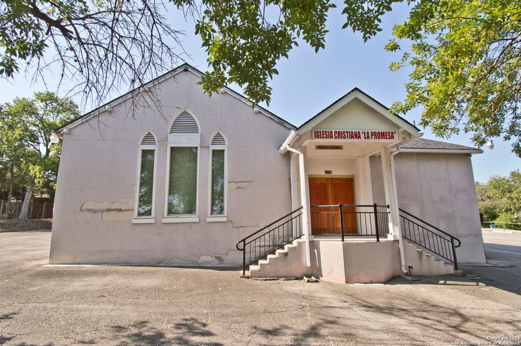 2706 E Commerce, San Antonio, TX 78203