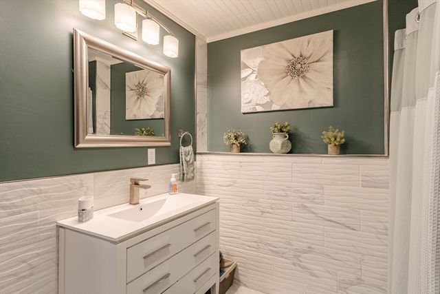 47 Surrey Ln, East Bridgewater, MA 02333