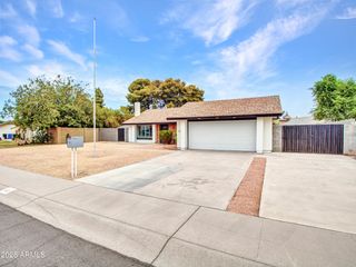 2324 W PORT AU PRINCE Lane, Phoenix, AZ 85023