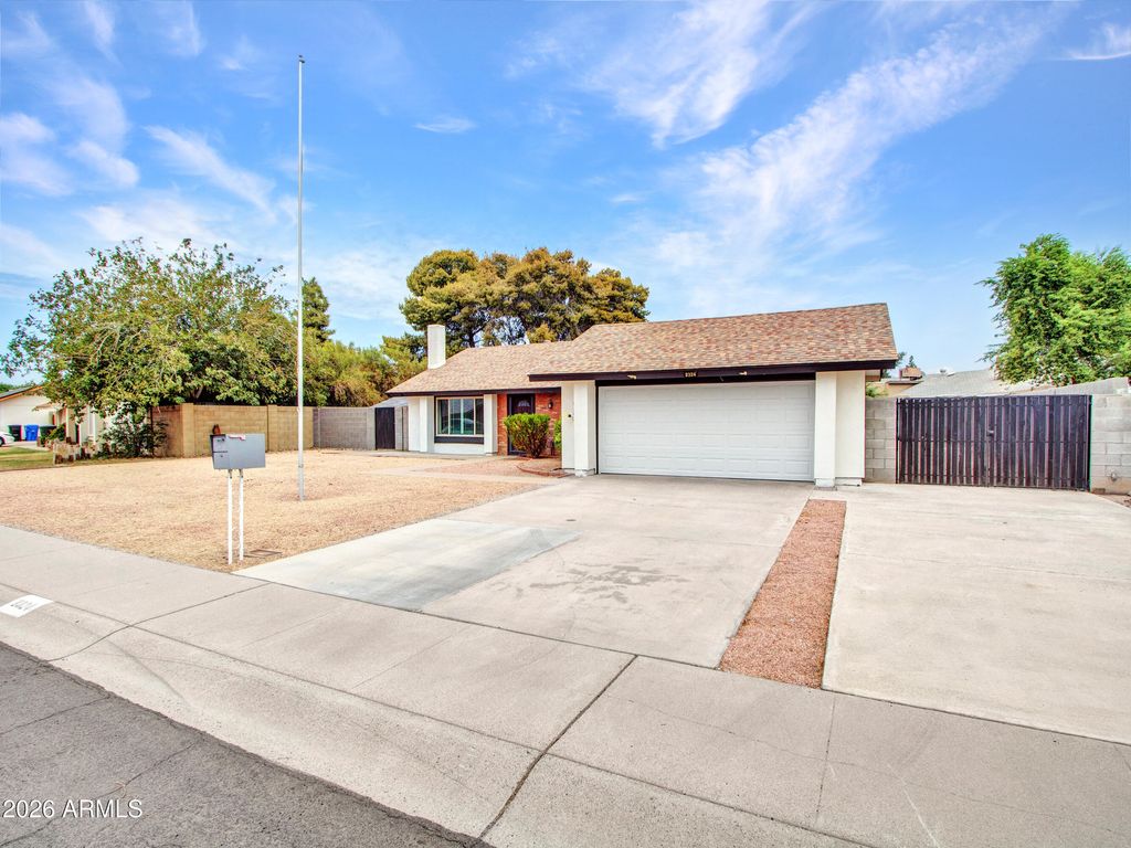2324 W PORT AU PRINCE Lane, Phoenix, AZ 85023