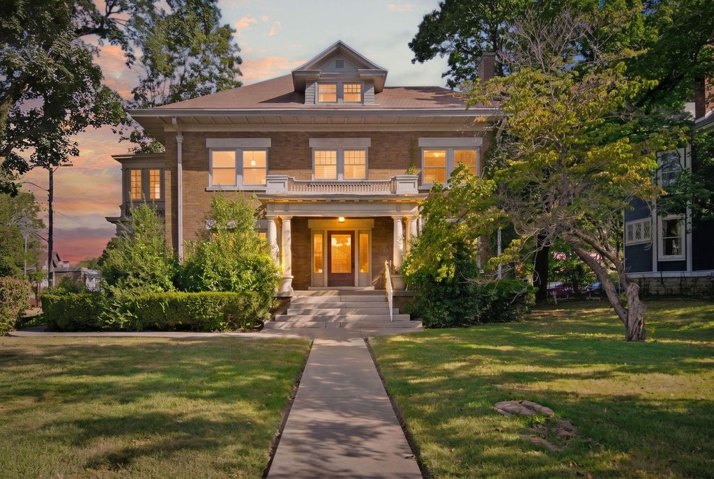 1201 E Walnut Street, Springfield, MO 65802