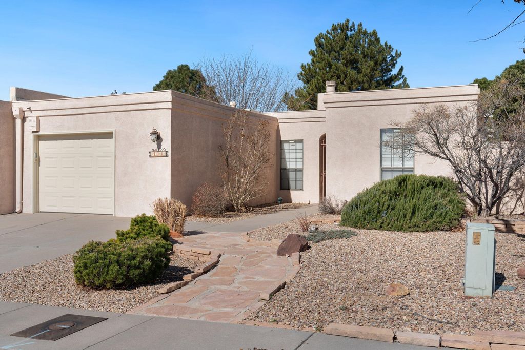 6109 Rio Hondo Drive NE, Albuquerque, NM 87109