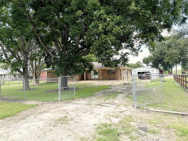547 County Road 949e, Alvin, TX 77511