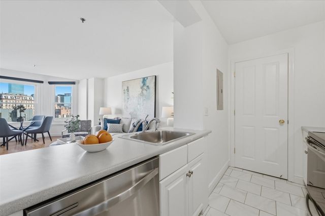 4 Charlesgate E 708, Boston, MA 02215
