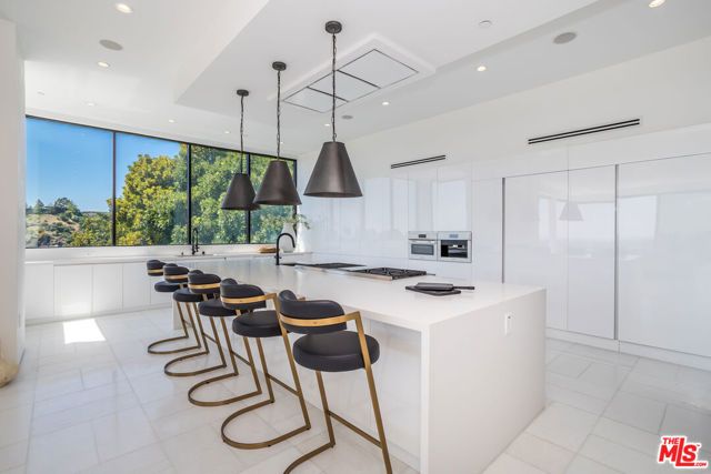 9406 Lloydcrest Drive, Beverly Hills, CA 90210