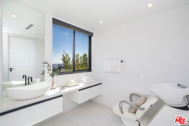 9406 Lloydcrest Drive, Beverly Hills, CA 90210