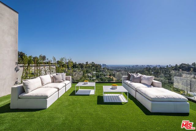 9406 Lloydcrest Drive, Beverly Hills, CA 90210