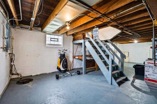 1216 W 37th Place, Hobart, IN 46342