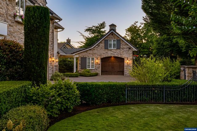 2628 Edgewater Dr, Eugene, OR 97401