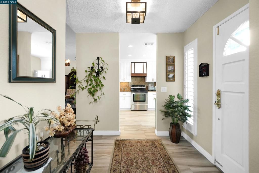 Image 10 of property listing at 256 Dartford St, Hercules, CA 94547