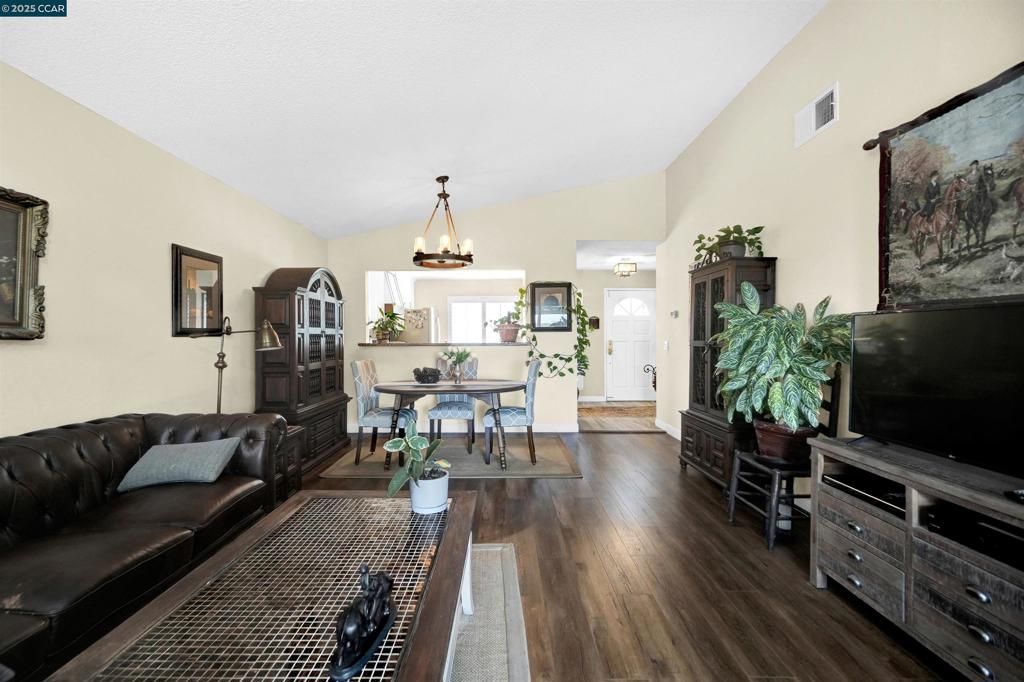 Image 14 of property listing at 256 Dartford St, Hercules, CA 94547