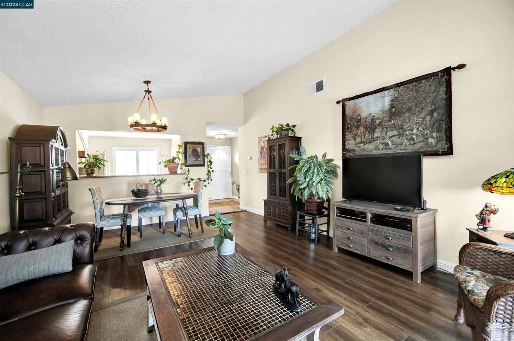 Image 15 of property listing at 256 Dartford St, Hercules, CA 94547