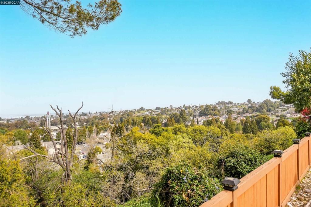 Image 32 of property listing at 256 Dartford St, Hercules, CA 94547