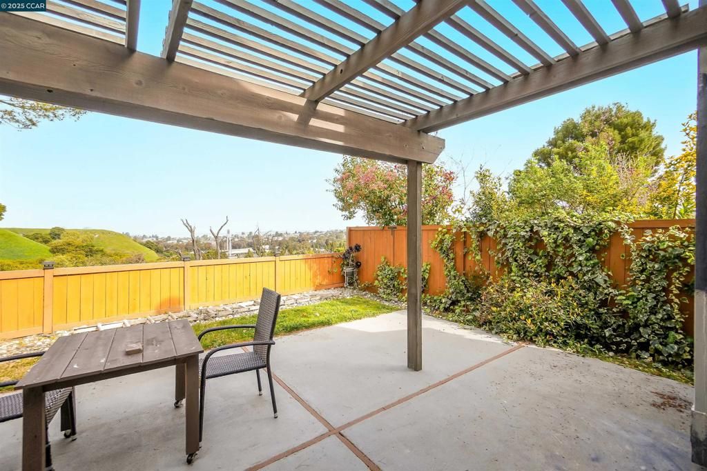Image 37 of property listing at 256 Dartford St, Hercules, CA 94547