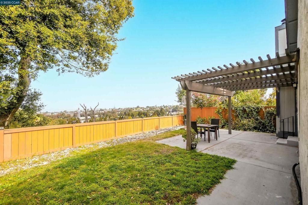 Image 41 of property listing at 256 Dartford St, Hercules, CA 94547