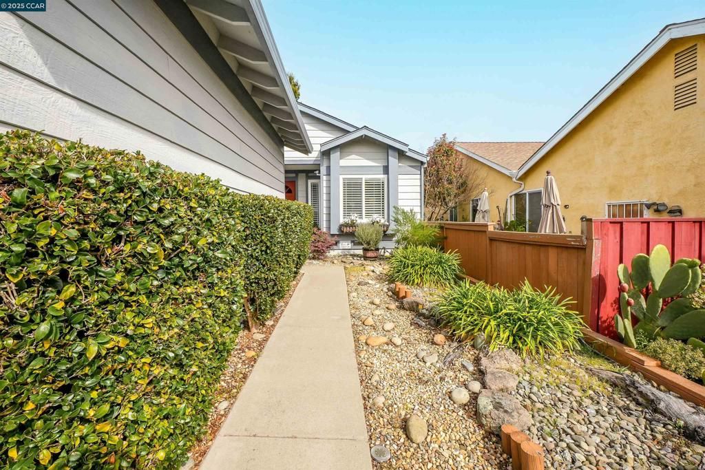 Image 5 of property listing at 256 Dartford St, Hercules, CA 94547