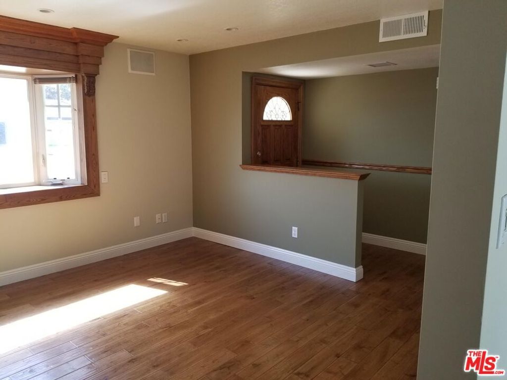 Image 3 of property listing at 3328 Greenville Avenue, Simi Valley, CA 93063