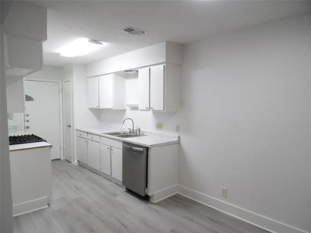 7400 Dixie DR B, Austin, TX 78744