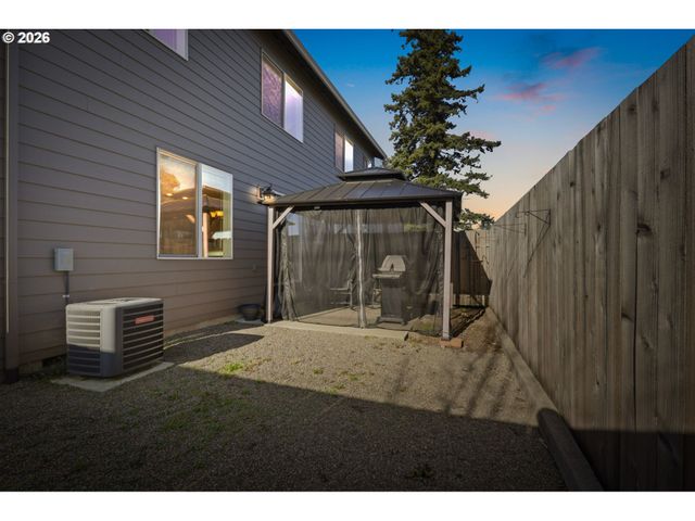 16994 UNIVERSITY Ave, Sandy, OR 97055