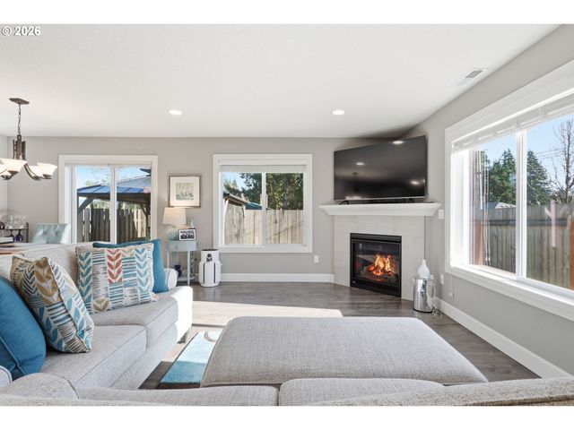 16994 UNIVERSITY Ave, Sandy, OR 97055