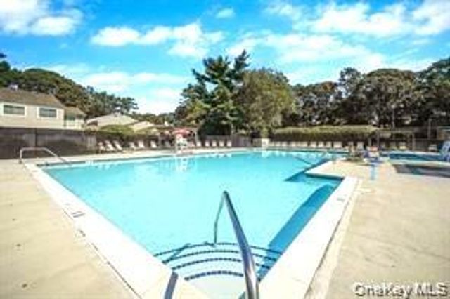 224 H Springmeadow Drive H, Holbrook, NY 11741