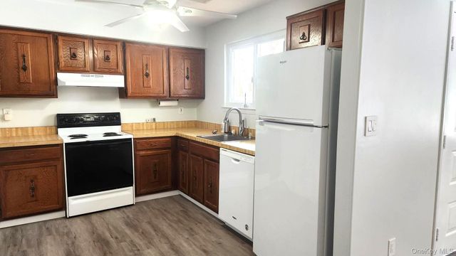 224 H Springmeadow Drive H, Holbrook, NY 11741